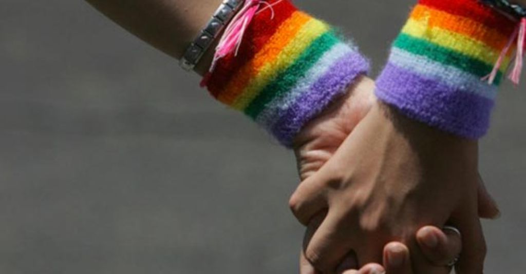 Grecia aprueba ley que permite uniones civiles de parejas gay