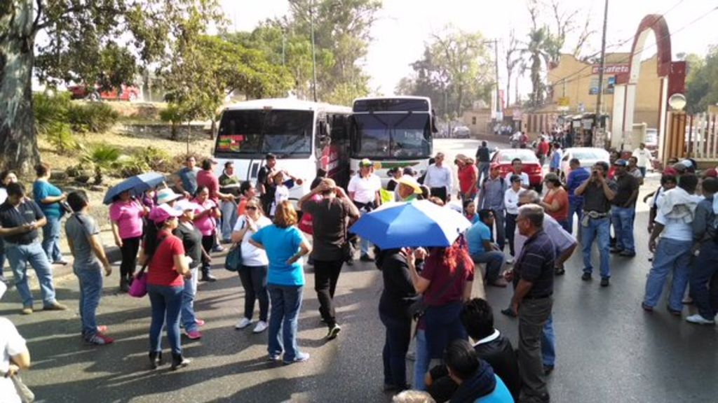 Maestros realizan bloqueos en Morelos para exigir aguinaldo