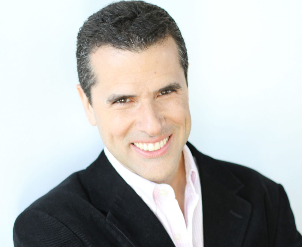 1969: Ve la primera luz Marco Antonio Regil, 'El Hombre de la Eterna Sonrisa'