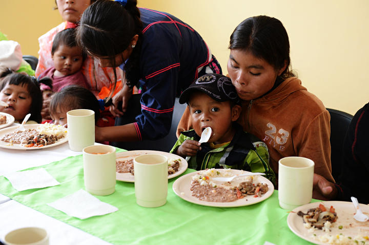 Otorgan alimentación a 489 niños indígenas