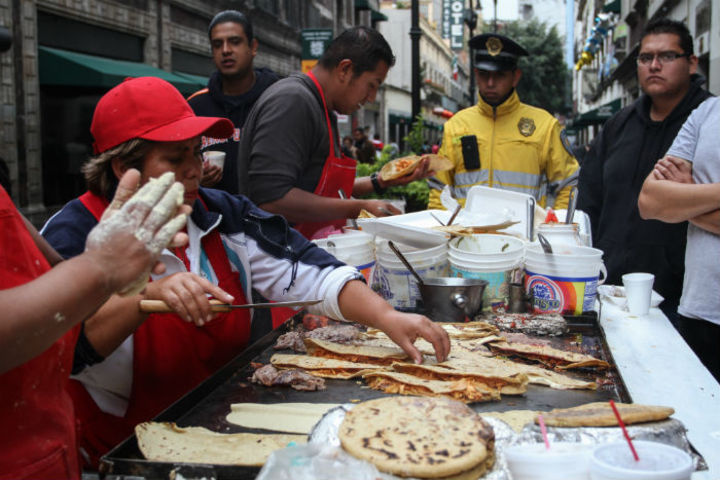 Mexicanos, obligados a comer en la calle: BM