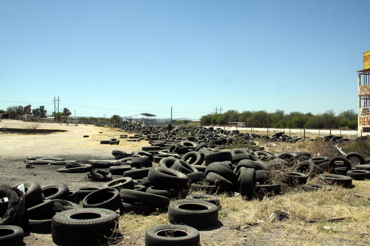 Acumulan 90 mil llantas apiladas