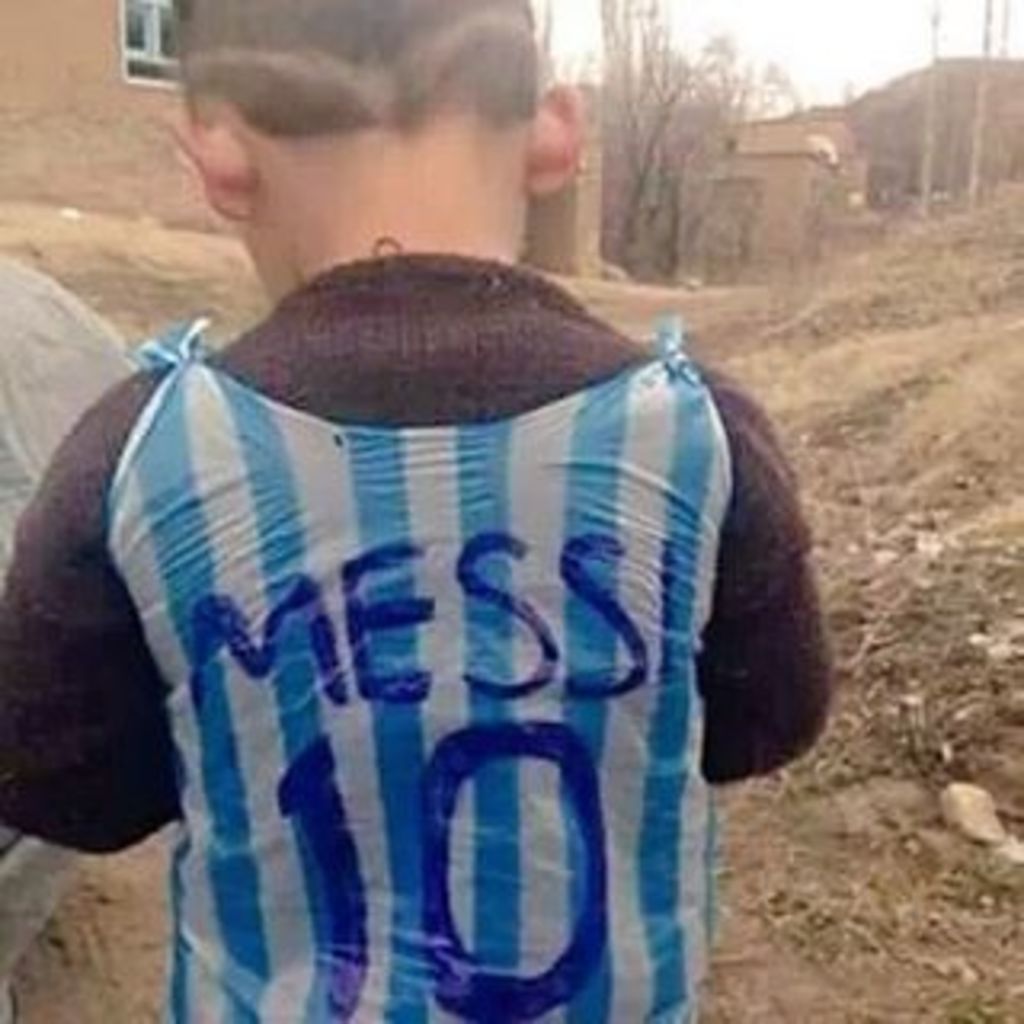 Conmueve foto de niño con 'playera' de Messi
