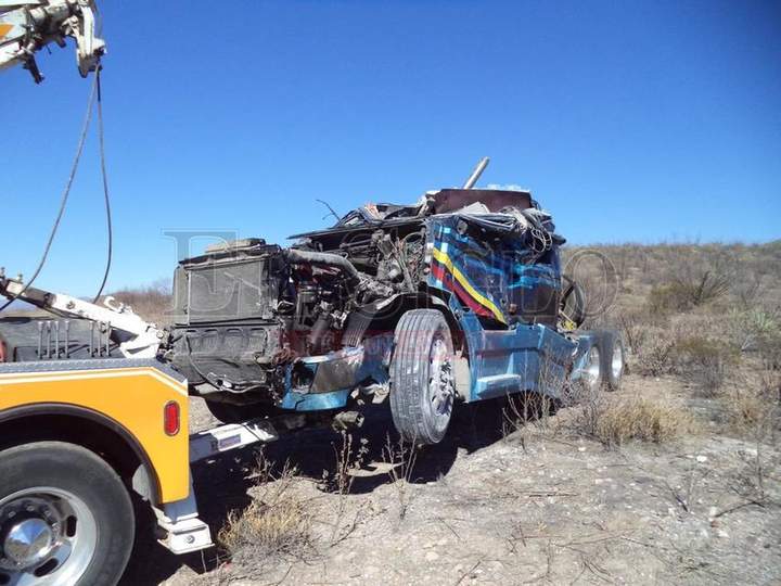 Vuelca tractocamión en la Gómez Palacio-Durango; chofer resulta ileso