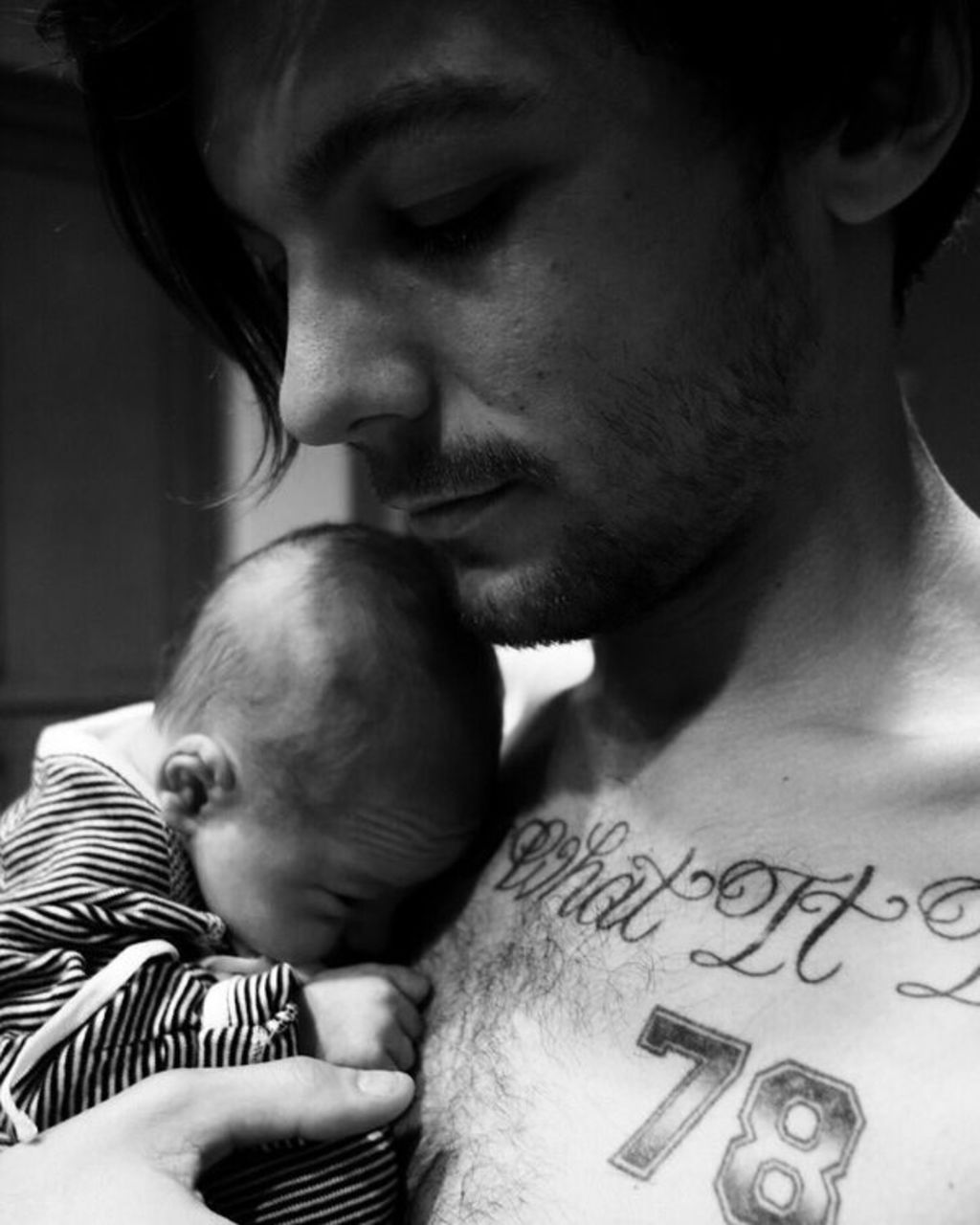 Louis Tomlinson presenta a su hijo en redes