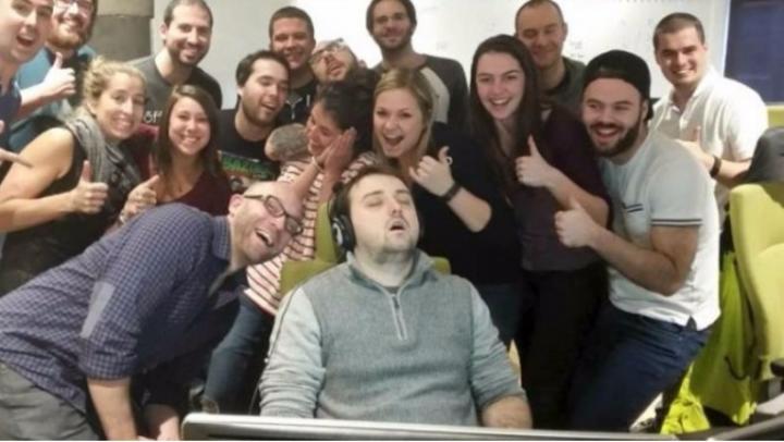 Sujeto se vuelve viral por quedarse dormido en el trabajo