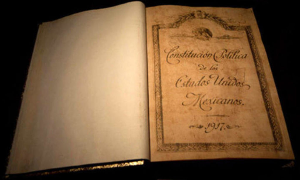 1917: Es promulgada la actual Constitución Política de los Estados Unidos Mexicanos
