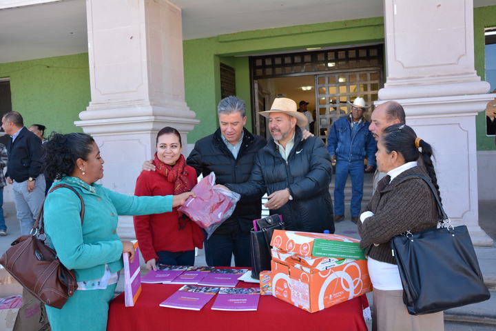 Entrega Alcalde de Canatlán apoyos a Conafe