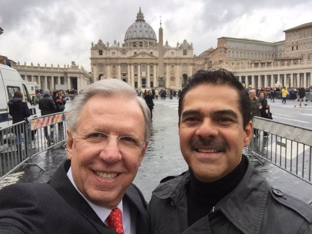Se encuentran López Doriga y Alatorre en El Vaticano