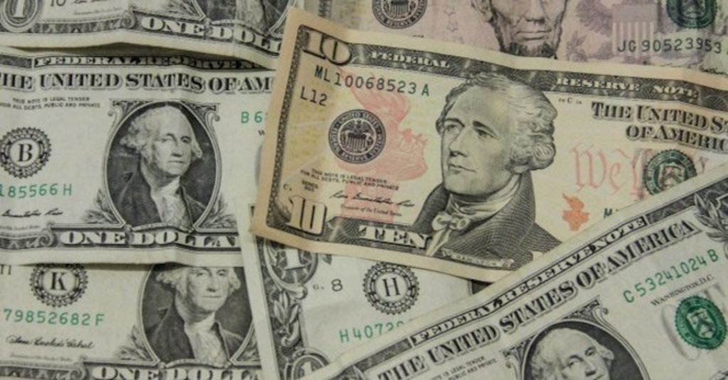 Dólar sube a 19.67 pesos en bancos