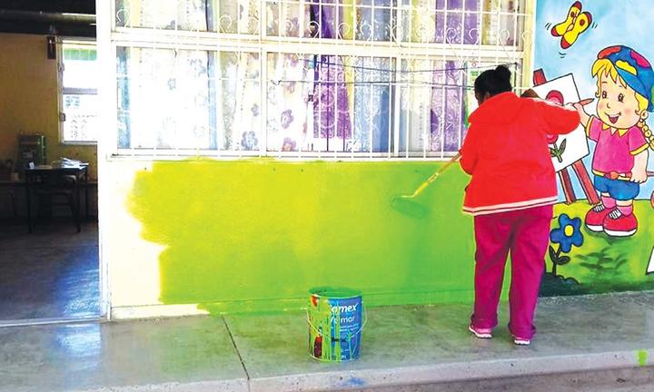 Apoyan en pintura de escuelas
