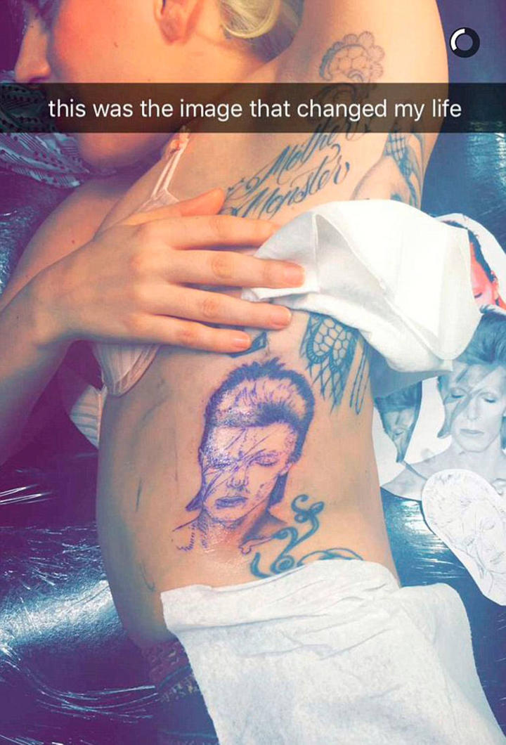 Gaga se tatúa a Bowie