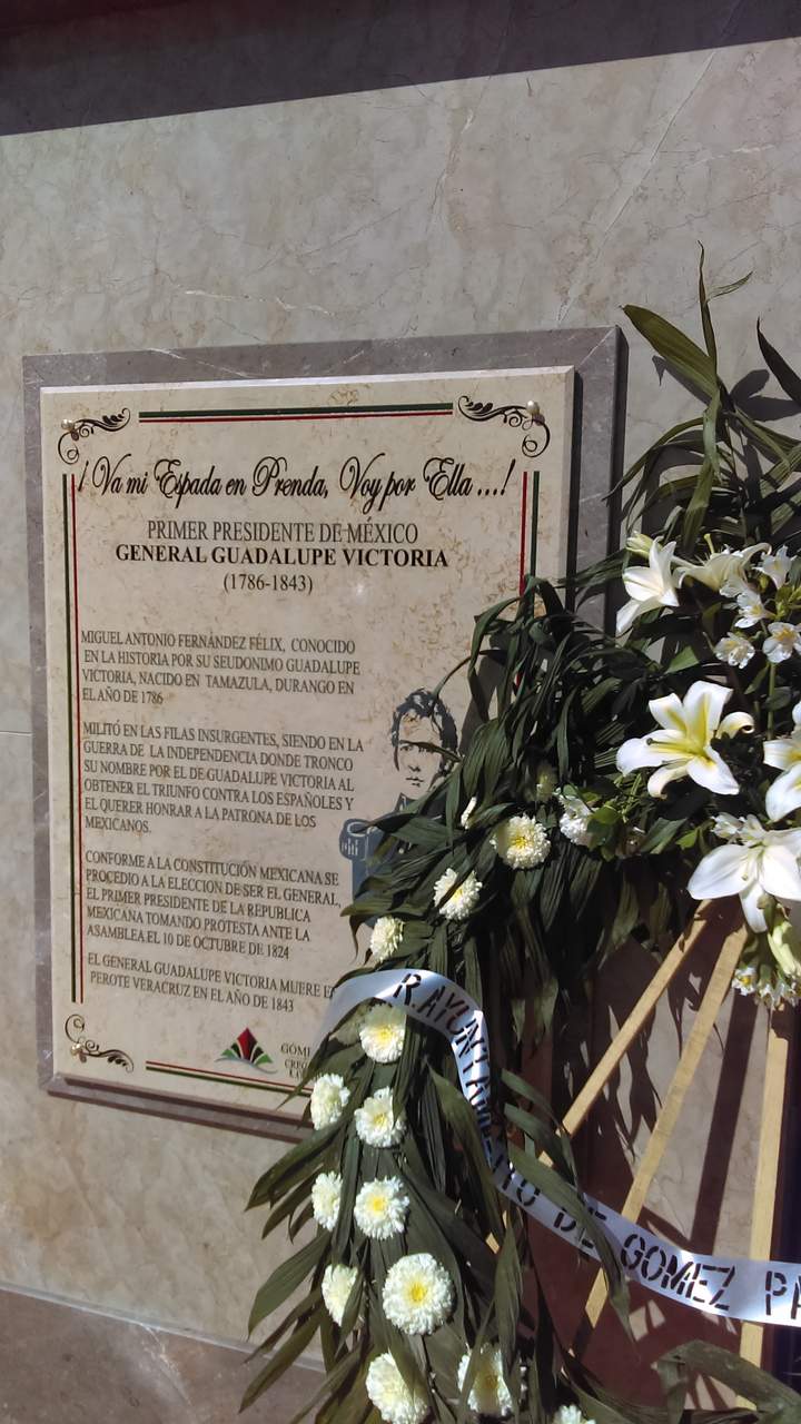 'Reprueban' en historia con escultura a Victoria