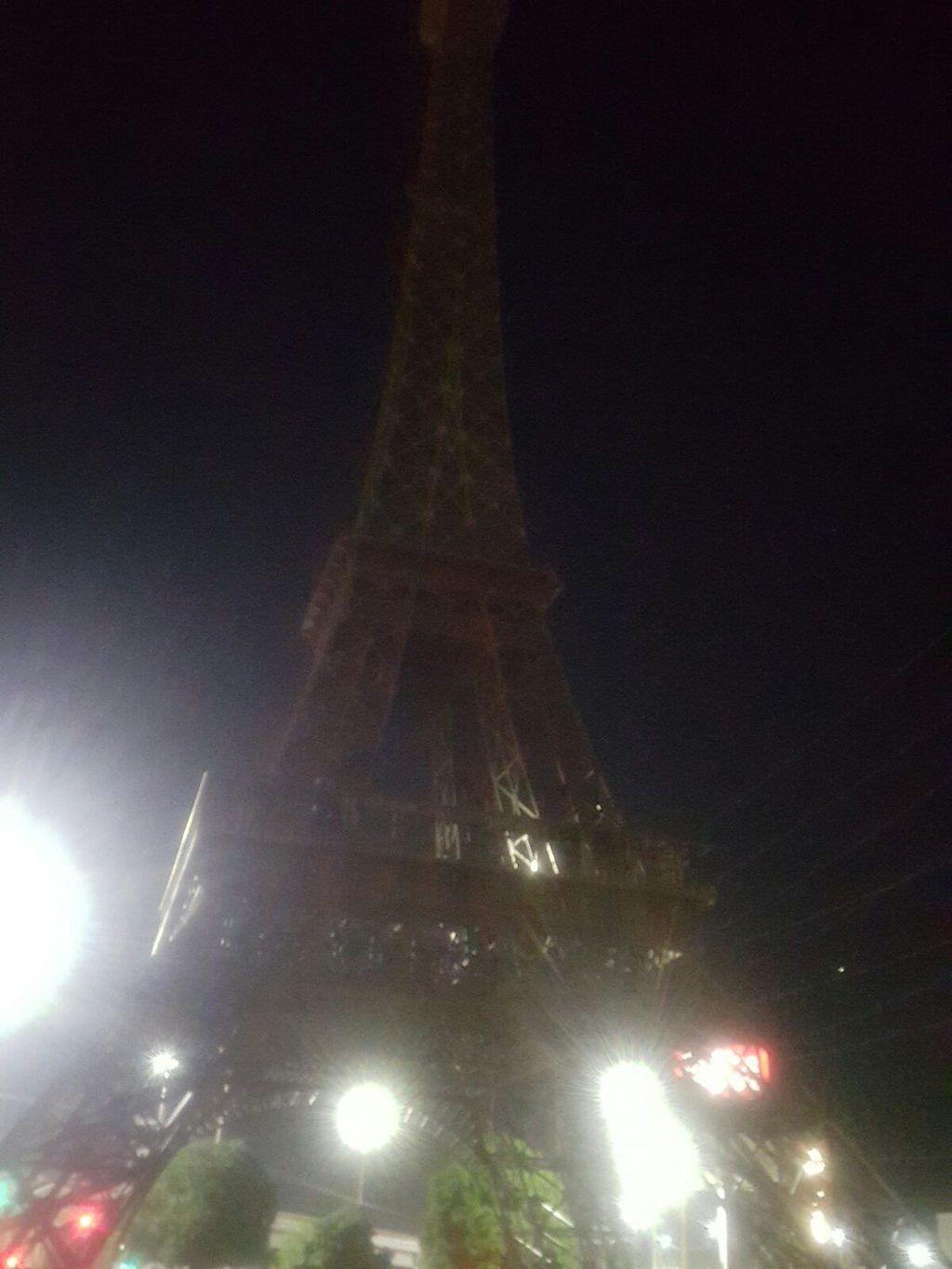 Apagan Torre Eiffel de GP por muerte de Carlos Herrera