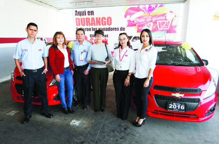 Casa Ley entrega dos automóviles