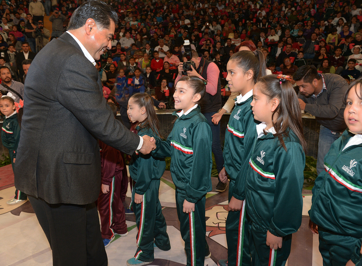 En este sexenio se entregarán 2 millones 400 mil uniformes escolares