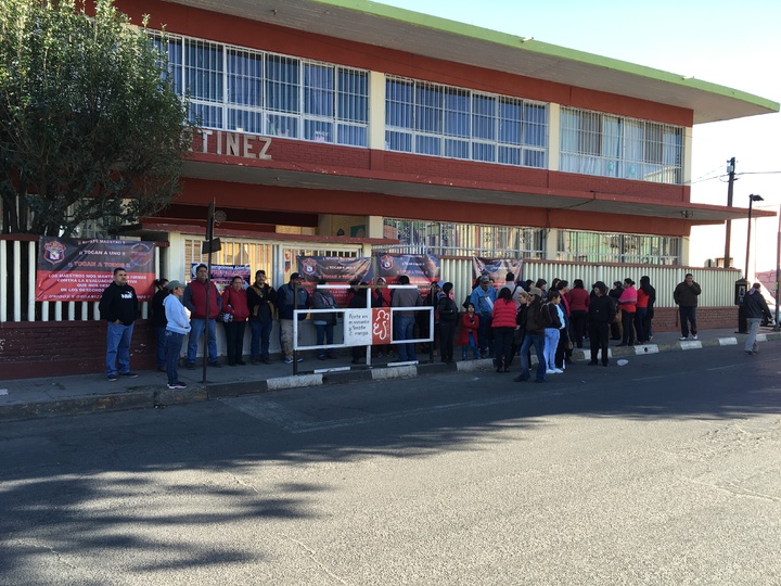 Papás también cierran escuelas