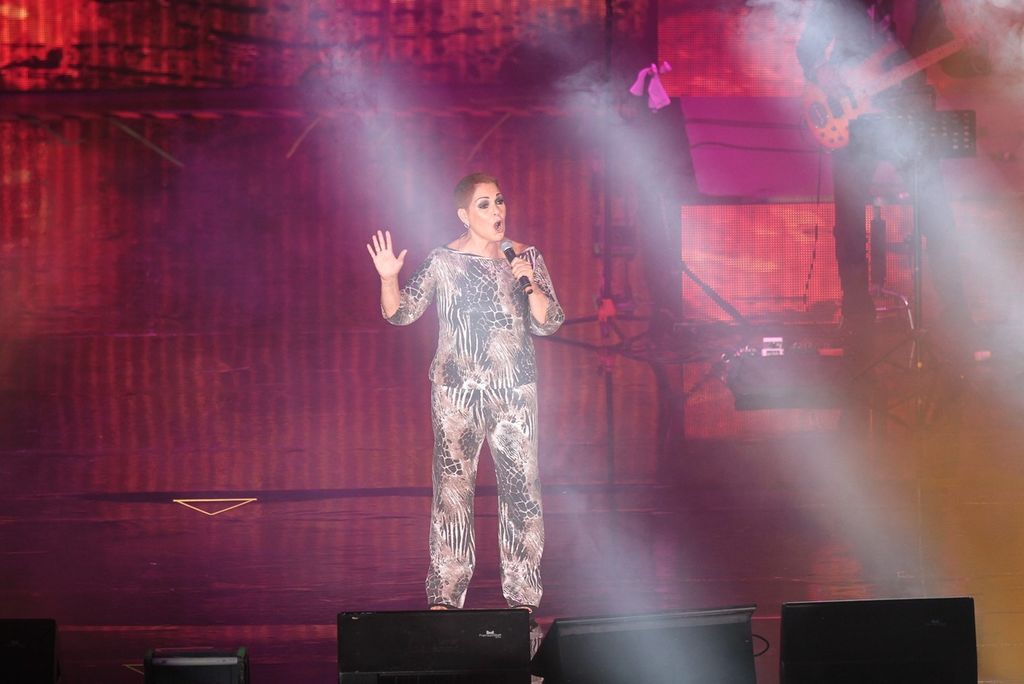 1954: Llega al mundo Lupita D'Alessio, popular actriz y cantante mexicana