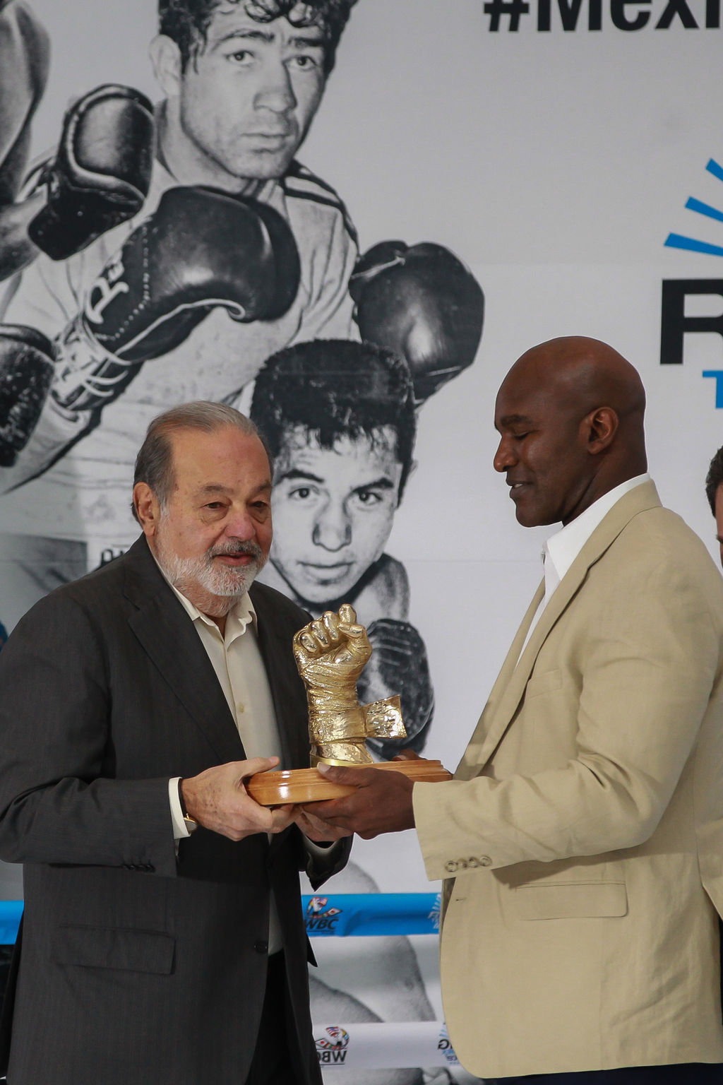 Entrega Holyfield galardón del CMB a Carlos Slim