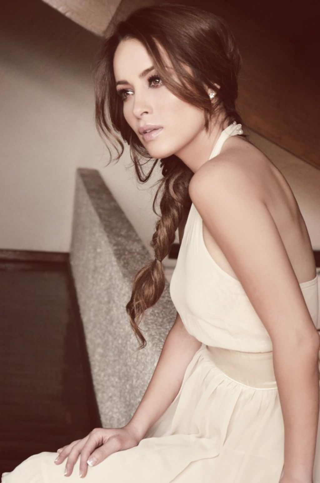 Se integra Cynthia Rodríguez al elenco de la serie El Vato