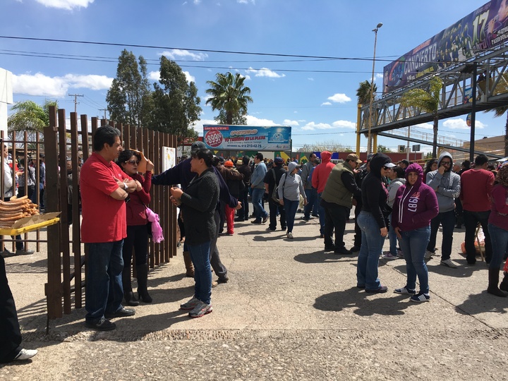 Protestan maestros por falta de pagos