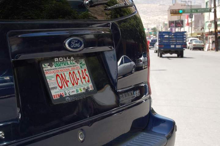 Sancionarán a autos con engomado: SAT