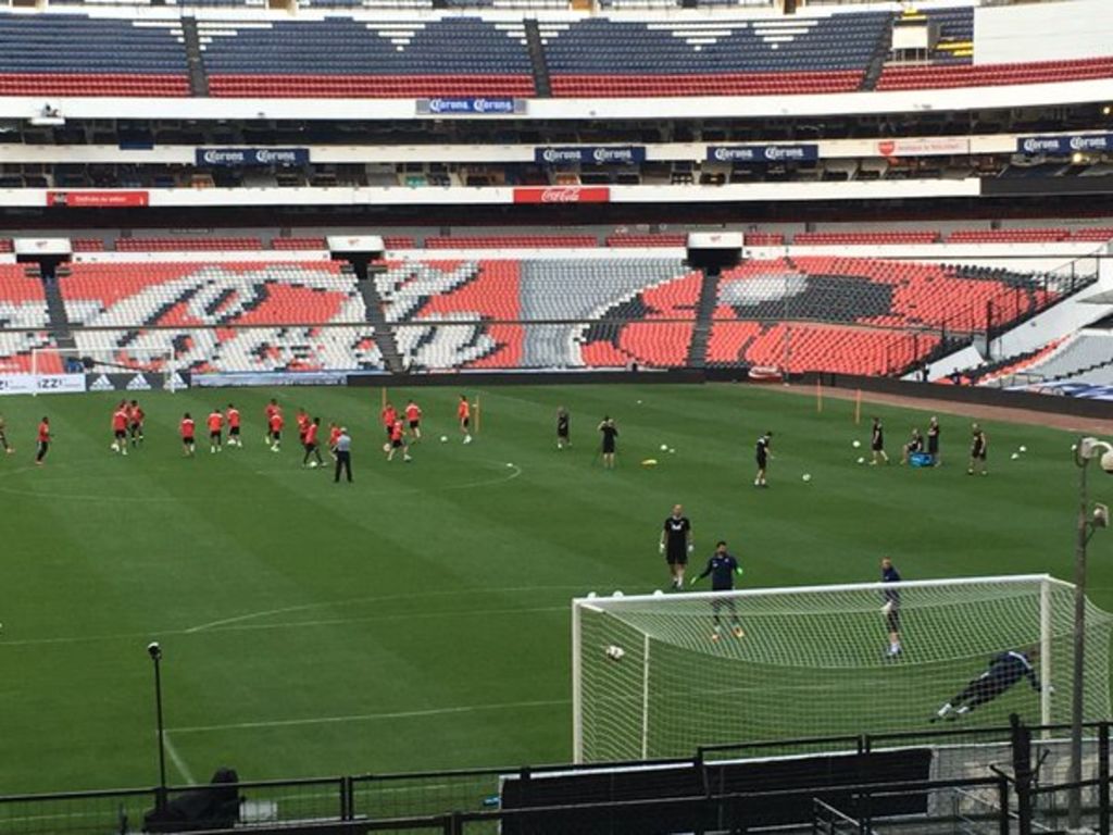 Reconoce Canadá la cancha del estadio Azteca