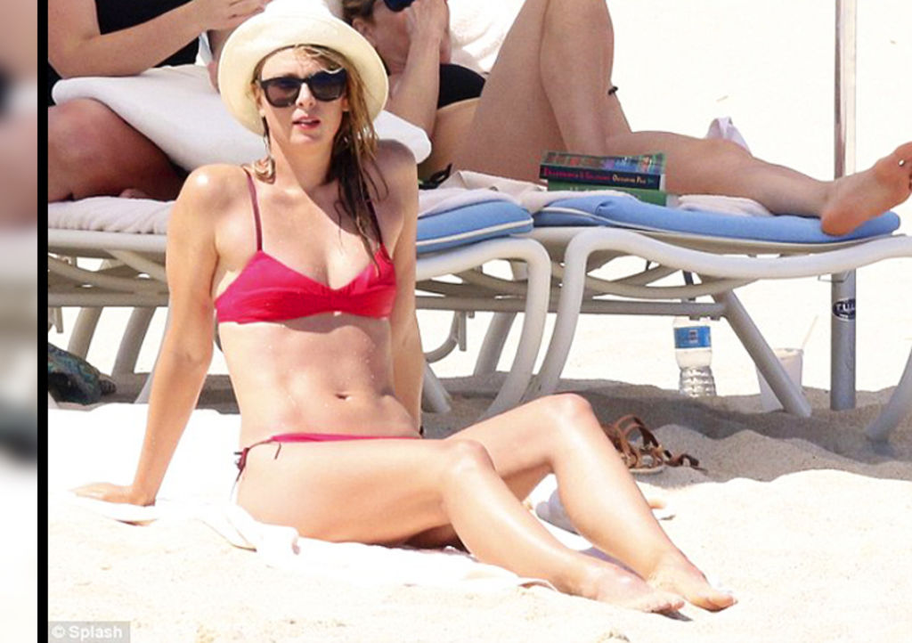 María Sharapova luce figura en playas mexicanas