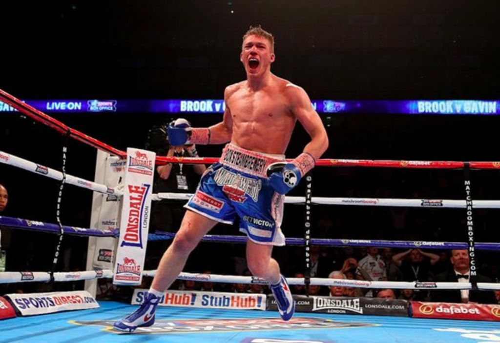 Boxeador Nick Blackwell despierta de un coma inducido