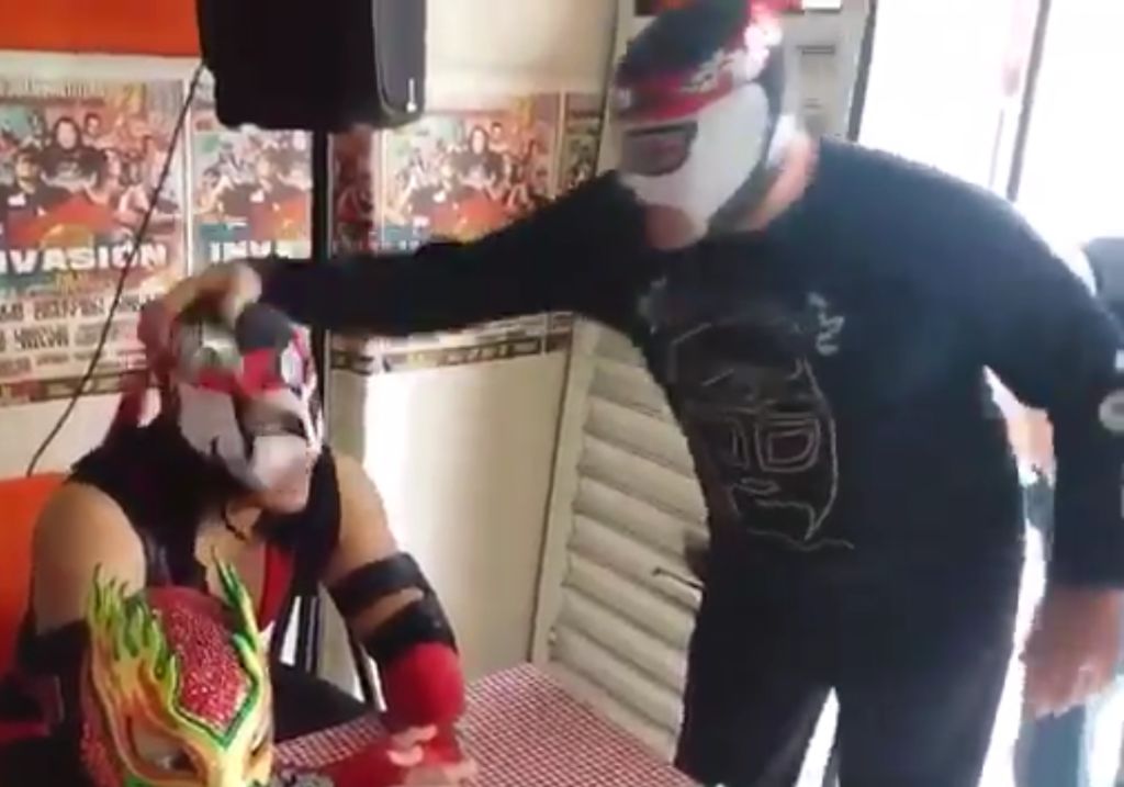 Octagón le arrebata la máscara a Octagón Jr