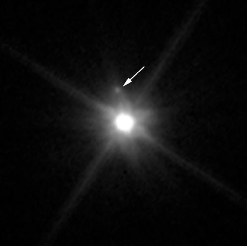 Detecta Telescopio Hubble pequeña luna en planeta enano