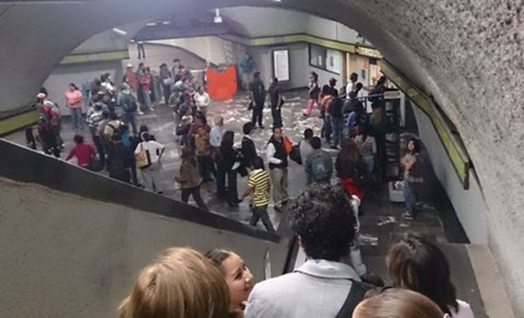 Incidente en escaleras del Metro deja 3 lesionadas