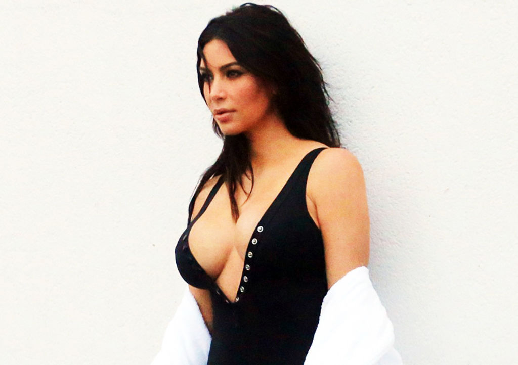 Kim Kardashian luce figura tras segundo embarazo