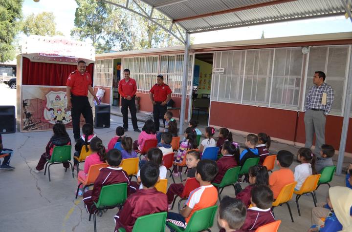 Protección Civil festeja a niños
