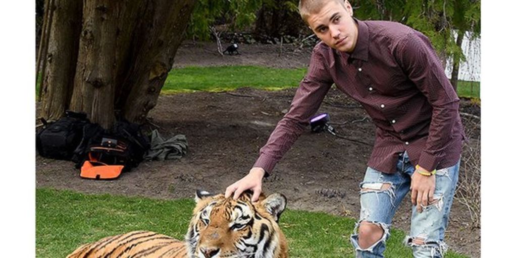 Posa en fiesta Justin Bieber junto a tigre