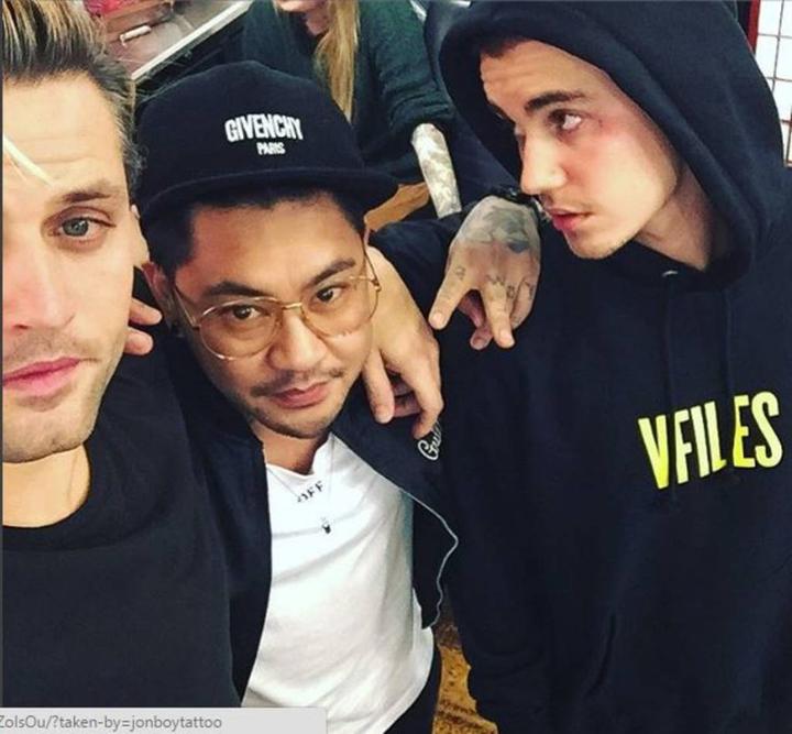 Justin Bieber se tatúa la cara