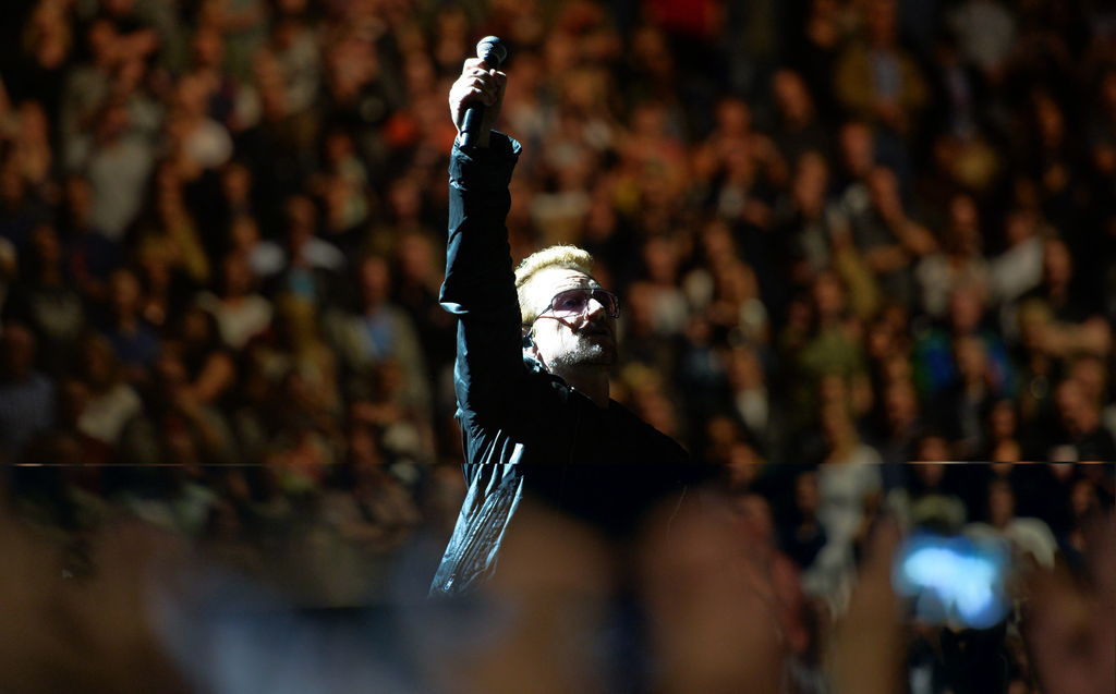 1960: Nace Bono, vocalista de U2, una de las bandas más populares del mundo