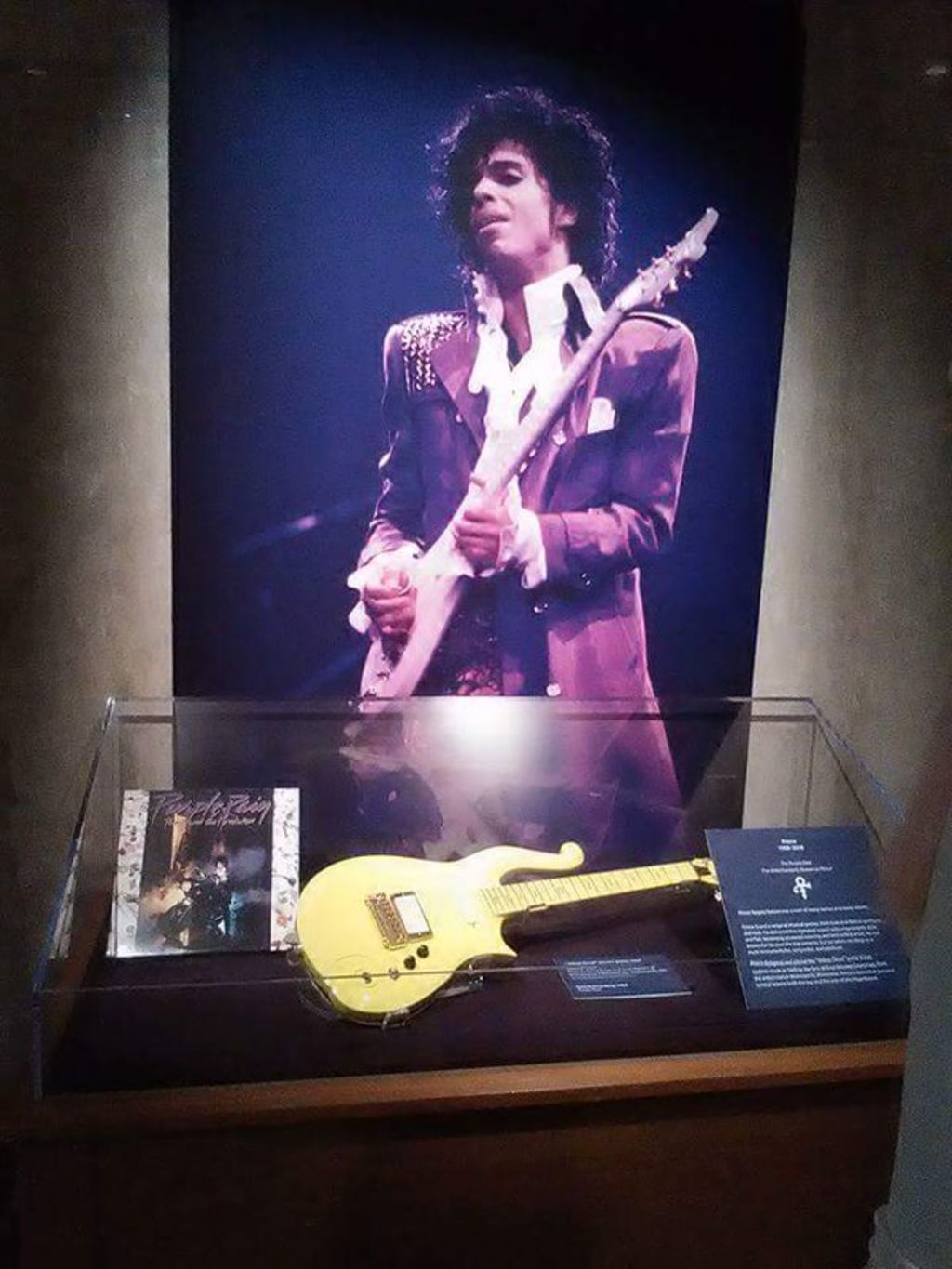 Subastarán guitarra de Prince en Beverly Hills