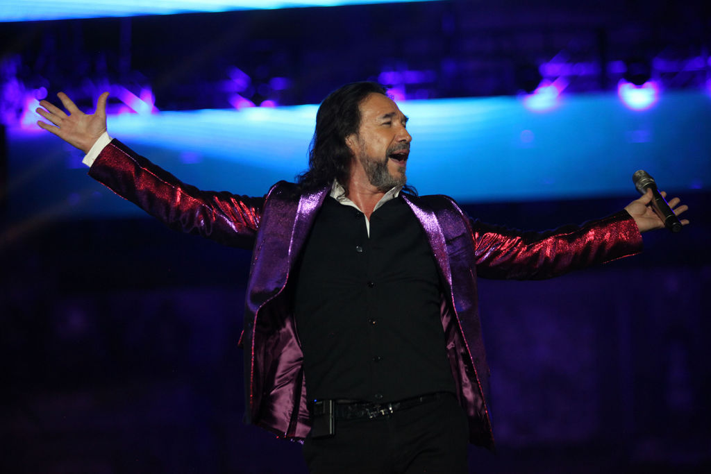 Complace 'El Buki' al Zócalo