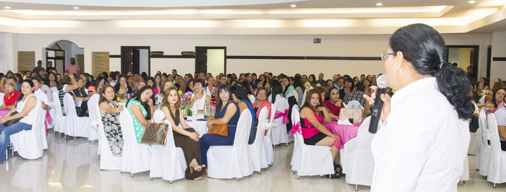 Llama Mary Páez a una revolución educativa que transforme a la sociedad