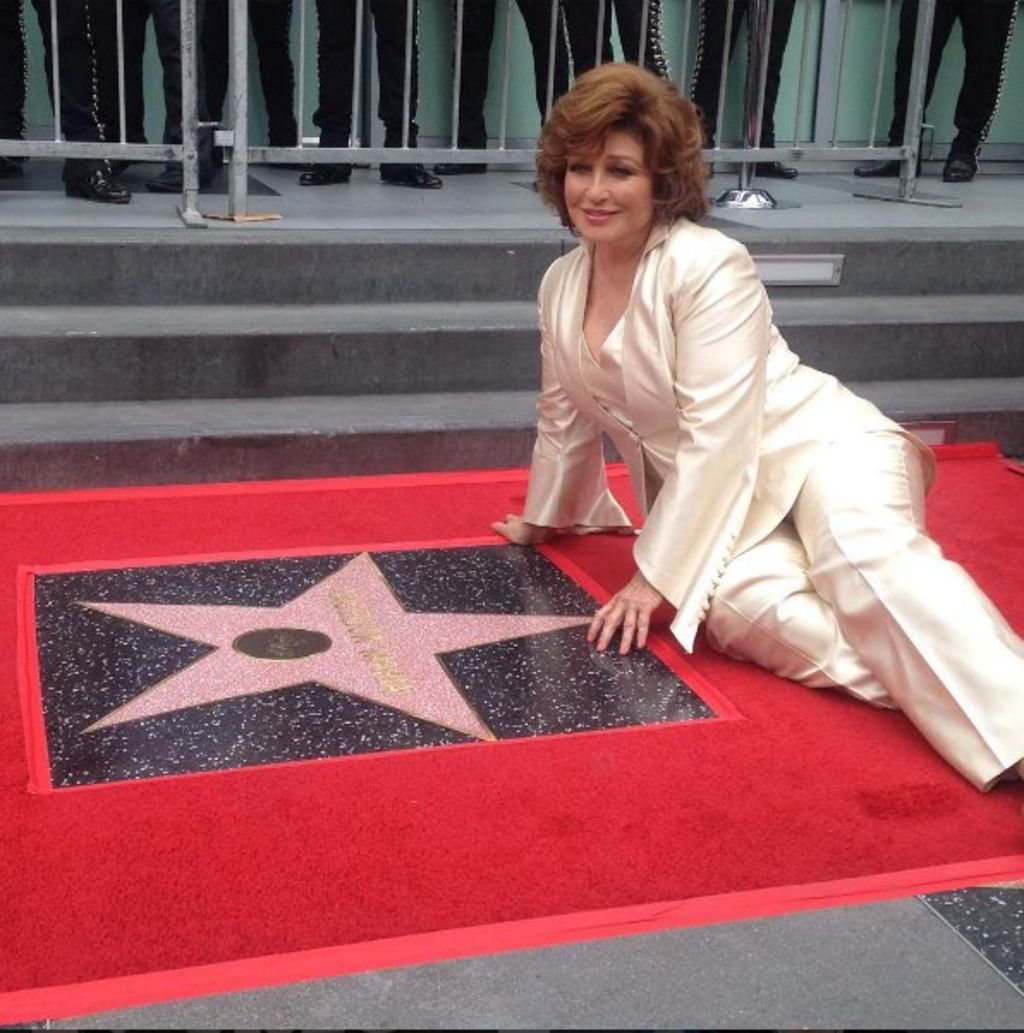 Recibe Angélica María su estrella en Paseo de la Fama de Hollywood
