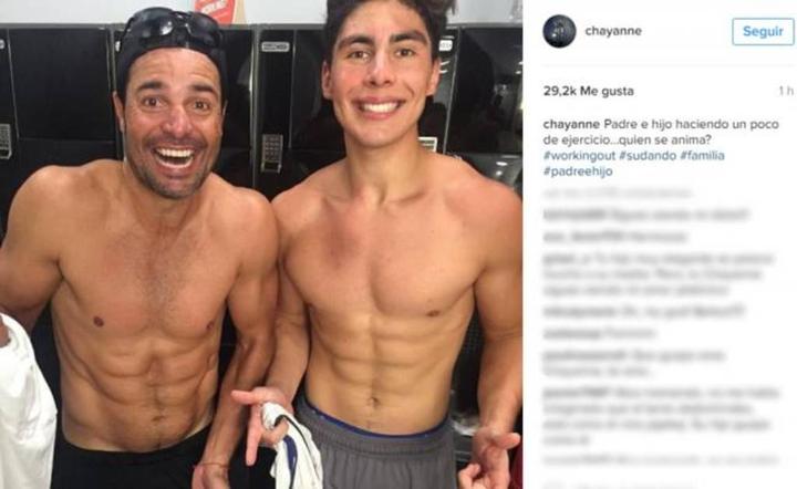 Chayanne presume cuerpo junto a su hijo