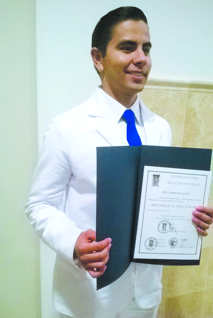Jesús Omar Soto egresa como médico cirujano