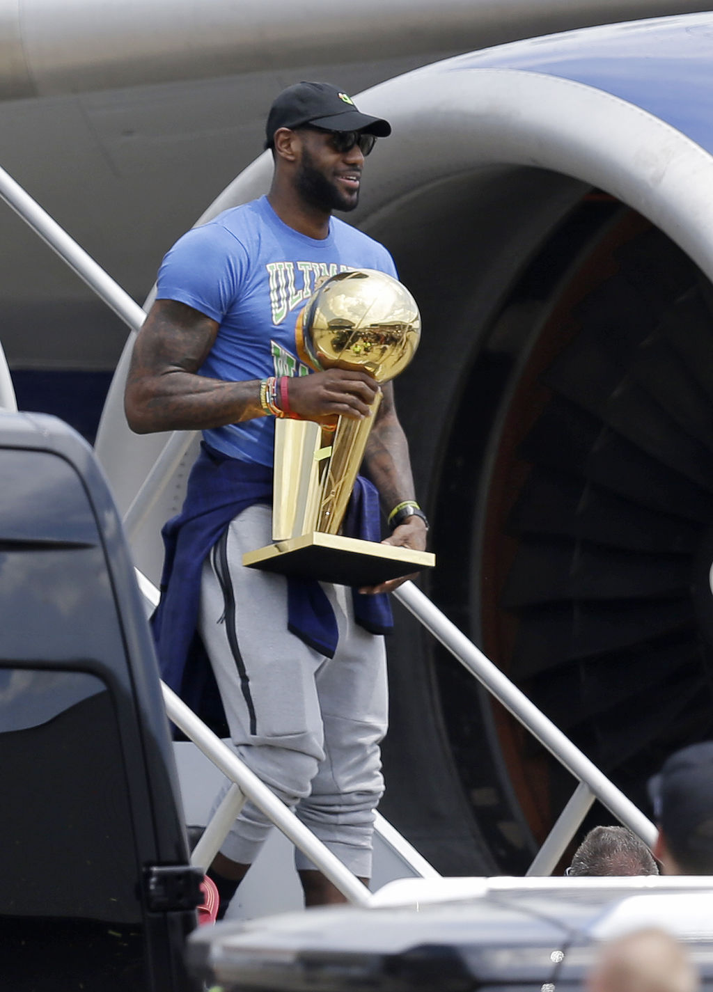 Llega Lebron a Cleveland con el trofeo que prometió