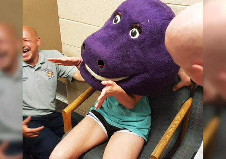 Se atora en botarga y se vuelve la burla