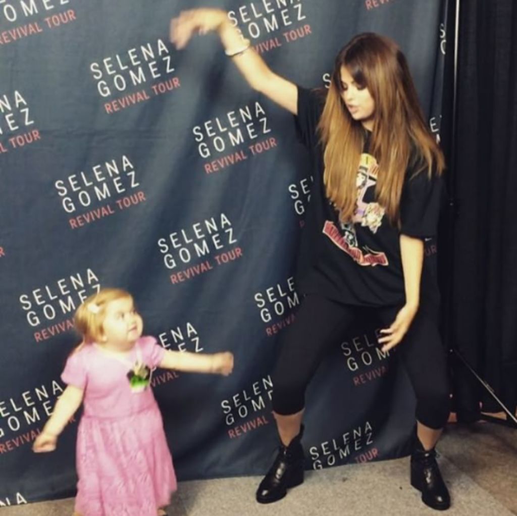 Baila Selena Gomez con niña sensación de internet