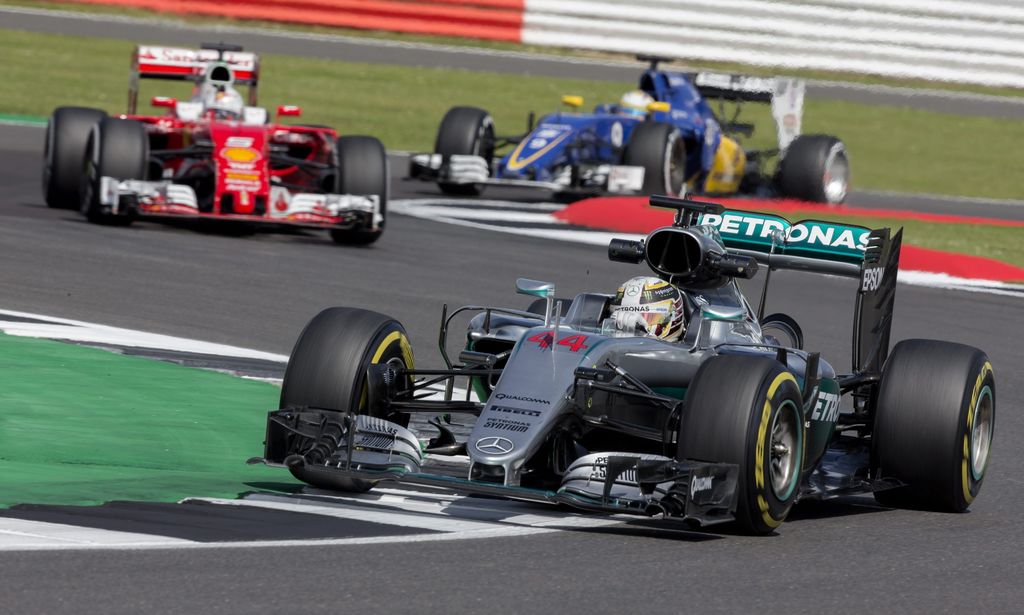 Hamilton domina, Rosberg tropieza con la mecánica