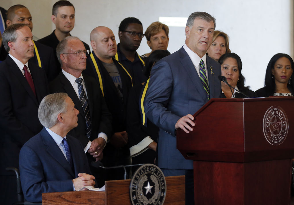 Alcalde de Dallas discute reportes de sospechosos