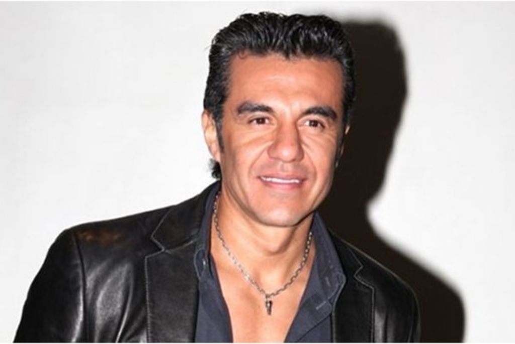 Aseguran que Adrián Uribe se dio 'manita de gato'