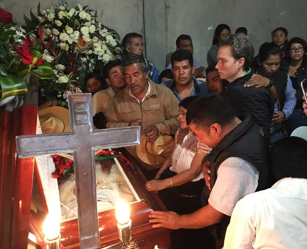Asiste gobernador a funeral de alcalde de Chamula